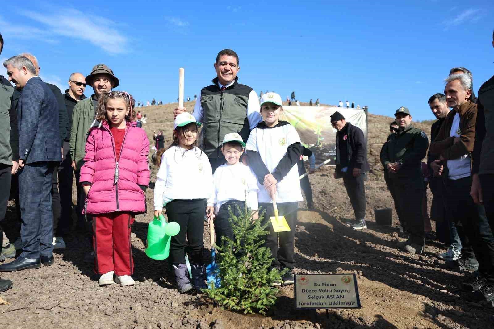 DÜZCE’DE11 KASIM MİLLİ AĞAÇLANDIRMA GÜNÜNDE YEŞİL VATAN’IN YENİ FERTLERİ TOPRAKLA BULUŞTU....