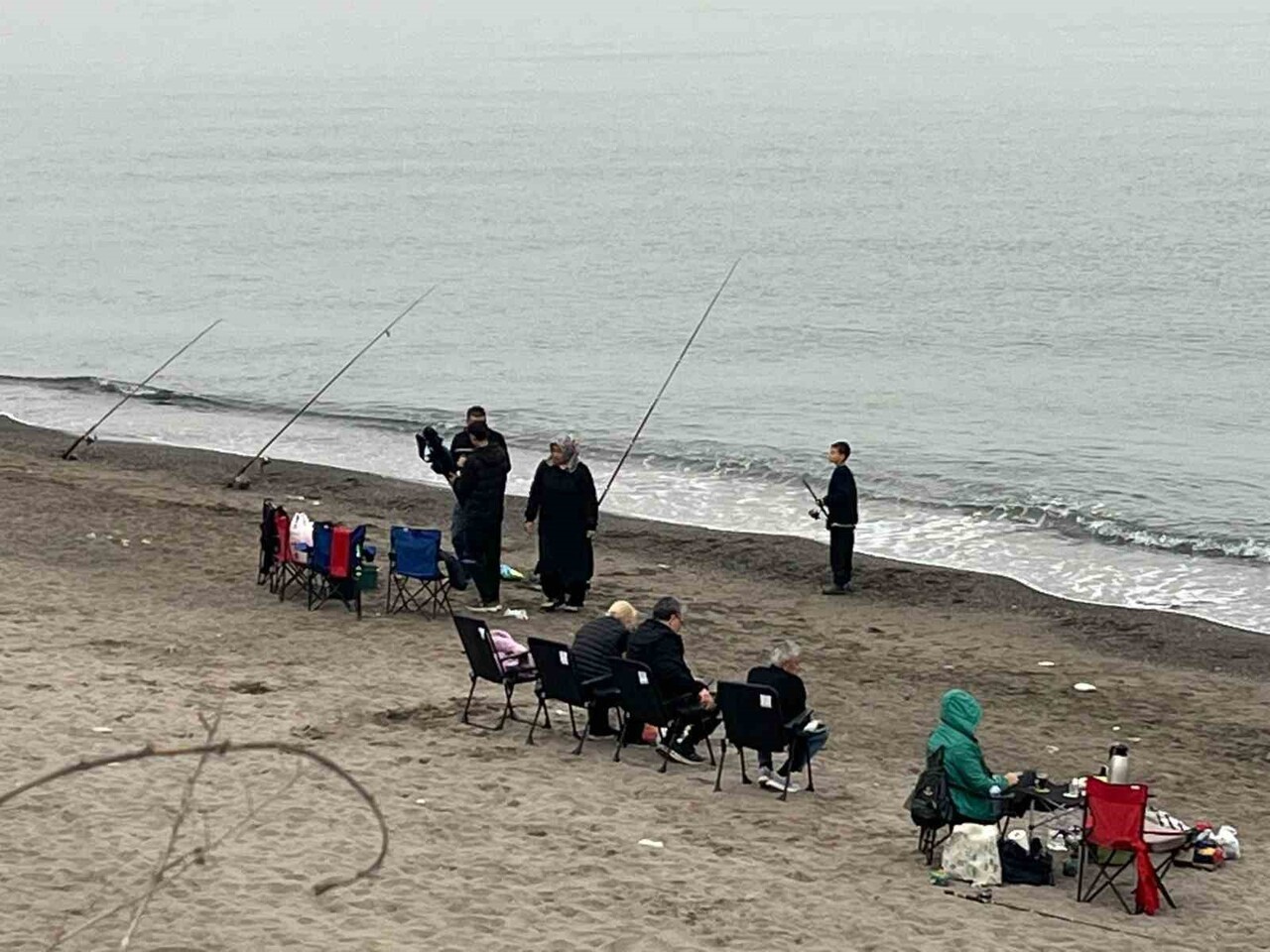 DÜZCE’NİN AKÇAKOCA İLÇESİNDE SAHİLLER OLTA AVCILARIYLA DOLDU. AİLELERİYLE BİRLİKTE KUMSALA GELEN...