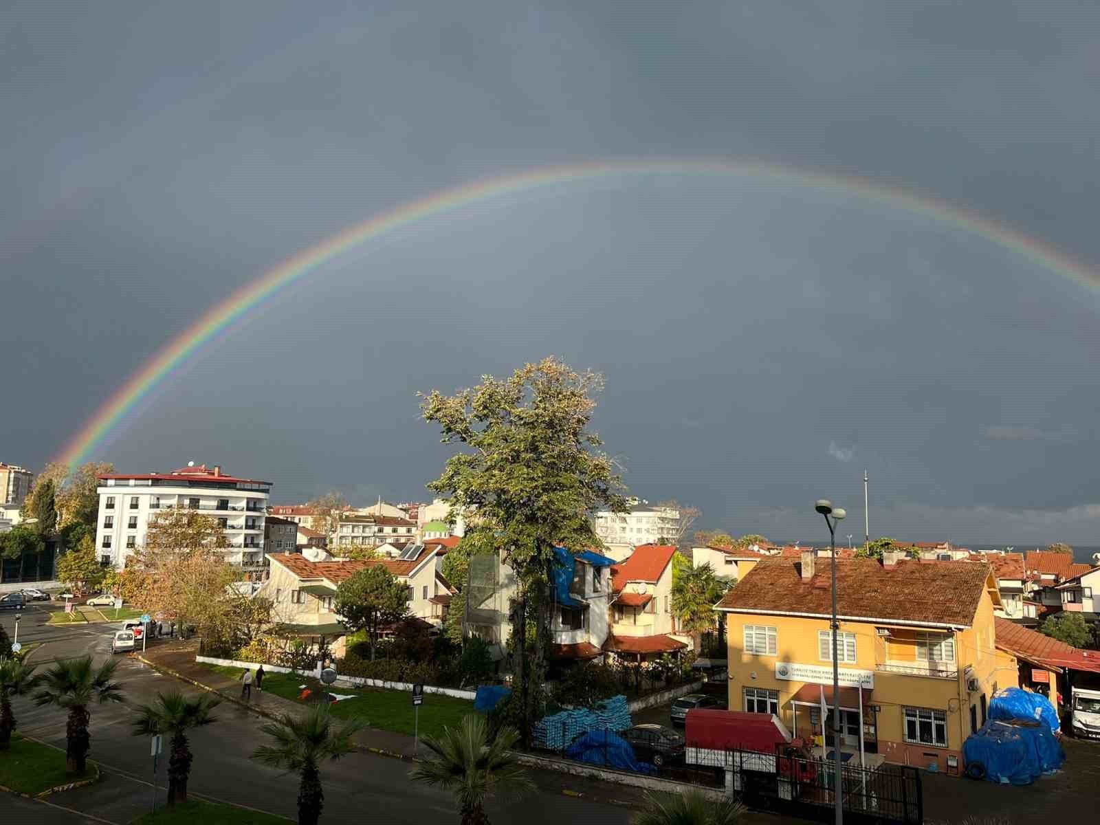 DÜZCE’NİN AKÇAKOCA İLÇESİNDE YAĞMUR SONRASI BELİREN VE GÖRSEL ŞÖLEN OLUŞTURAN GÖKKUŞAĞI KAMERAYA...