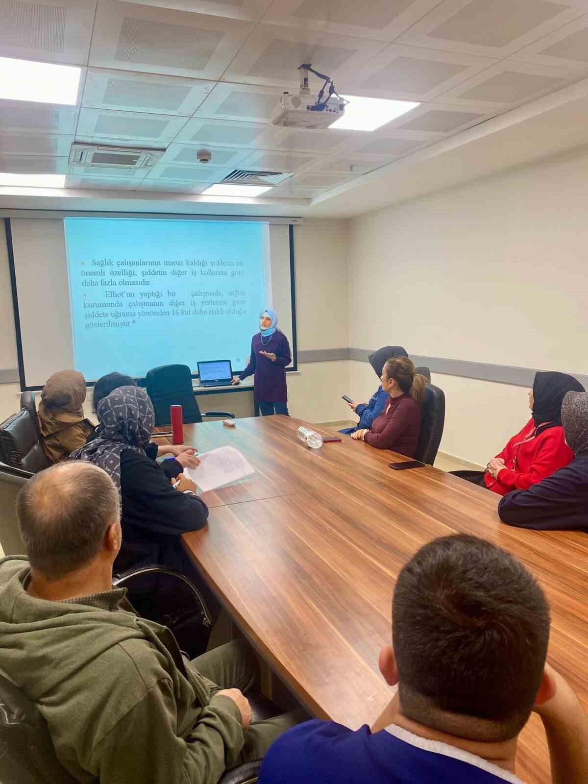 DÜZCE SAĞLIK MÜDÜRLÜĞÜ TARAFINDAN PERSONELE YÖNELİK EĞİTİMLER SÜRÜYOR.