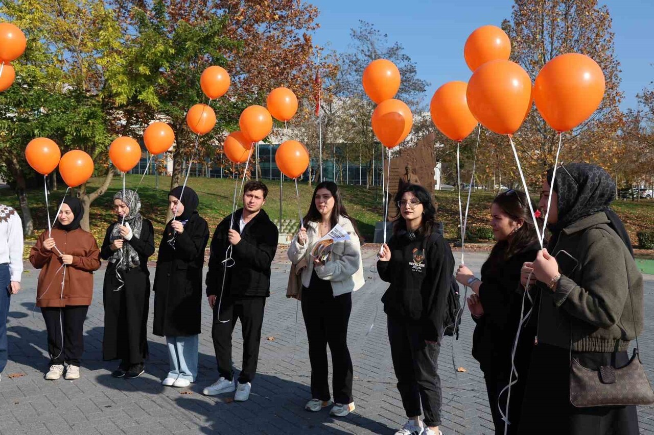 DÜZCE ÜNİVERSİTESİ GENÇ KADEM TOPLULUĞU ÖĞRENCİLERİ, 25 KASIM KADINA YÖNELİK ŞİDDETE KARŞI...