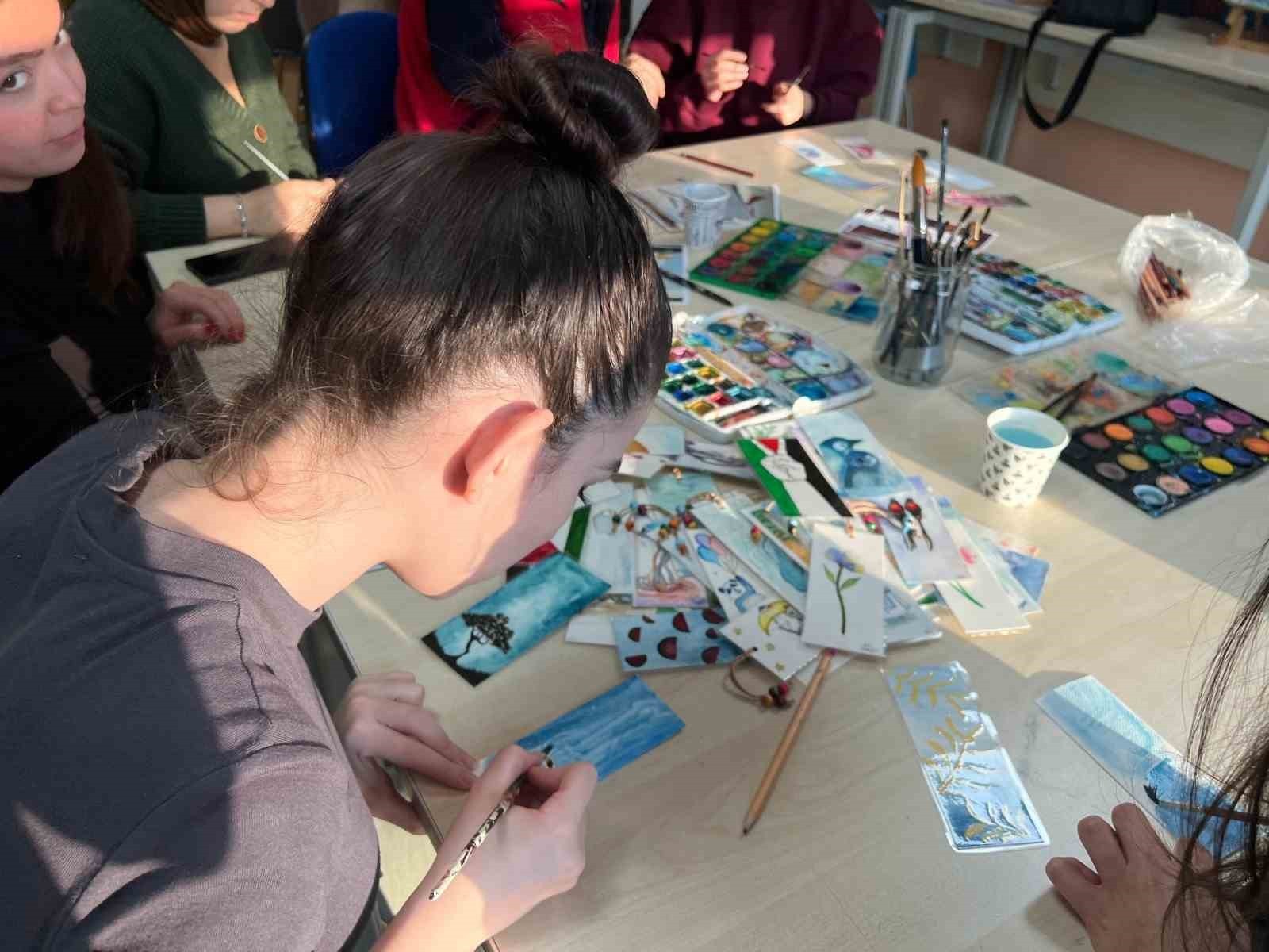 DÜZCE ÜNİVERSİTESİ ÖĞRENCİLERİ, GENÇLİK MERKEZİNDE DÜZENLENEN SULU BOYA AYRAÇ YAPIM ATÖLYESİ'NE...