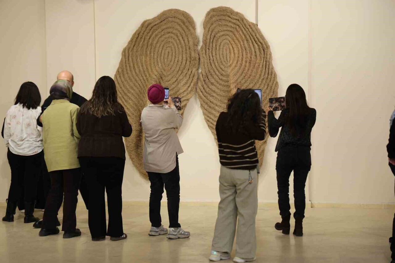 DÜZCE ÜNİVERSİTESİ SANAT TASARIM VE MİMARLIK FAKÜLTESİ’NDE DR. ÖĞR. ÜYESİ ZEYNEP GÜRLER’İN “İÇİNDE...