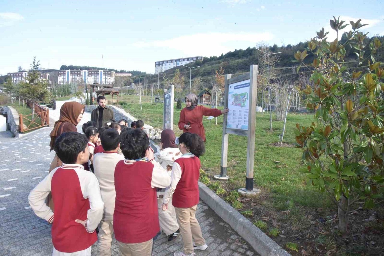 DÜZCE ÜNİVERSİTESİ SÜS VE TIBBİ BİTKİLER BOTANİK BAHÇESİ, KÜÇÜK YAŞTA DOĞA SEVGİSİ AŞILAMAYA VE...