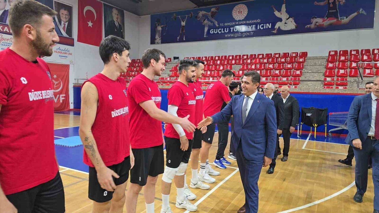 DÜZCE VALİSİ SELÇUK ASLAN, TÜRKİYE VOLEYBOL FEDERASYONU (TVF) ERKEKLER 1. LİGİ'NDE MÜCADELE EDEN...