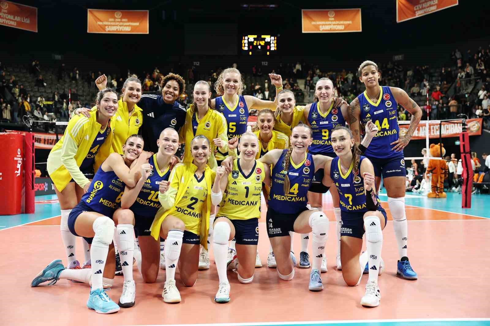 ECZACIBAŞI DYNAVİT, VODAFONE SULTANLAR LİGİ’NİN 5. HAFTASINDA FENERBAHÇE MEDİCANA’YA 13-25, 25-21...