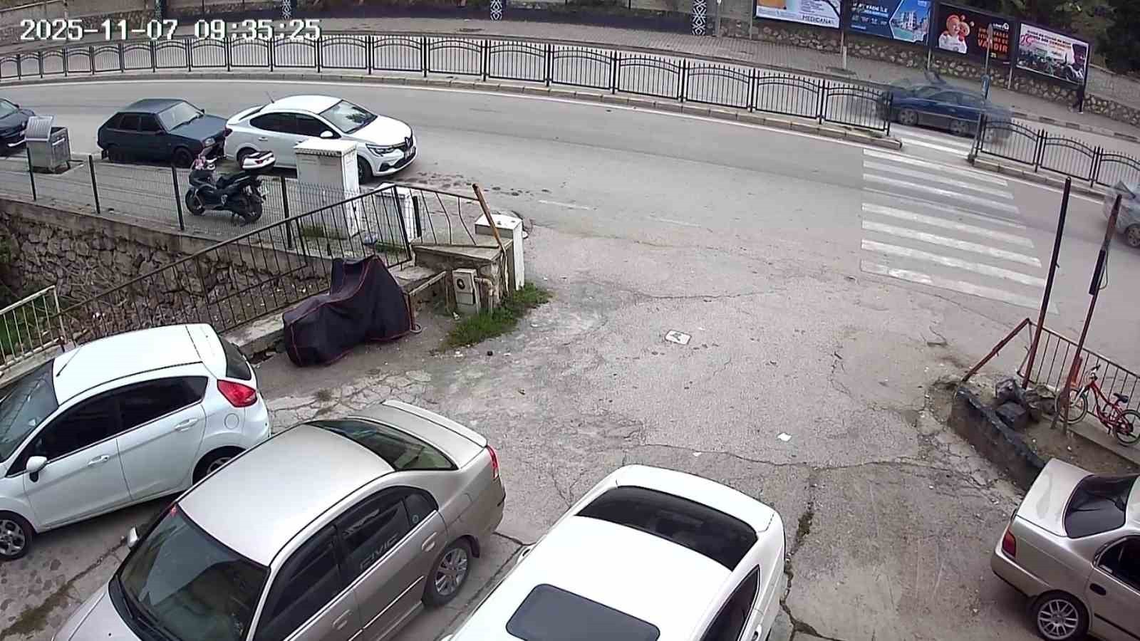 EDİNİLEN BİLGİYE GÖRE, YAVUZ ACAR CADDESİ ÜZERİNDE 5 GÜN ÖNCE YAŞANAN KAZADA YAYA GEÇİDİNDEN YOLUN...