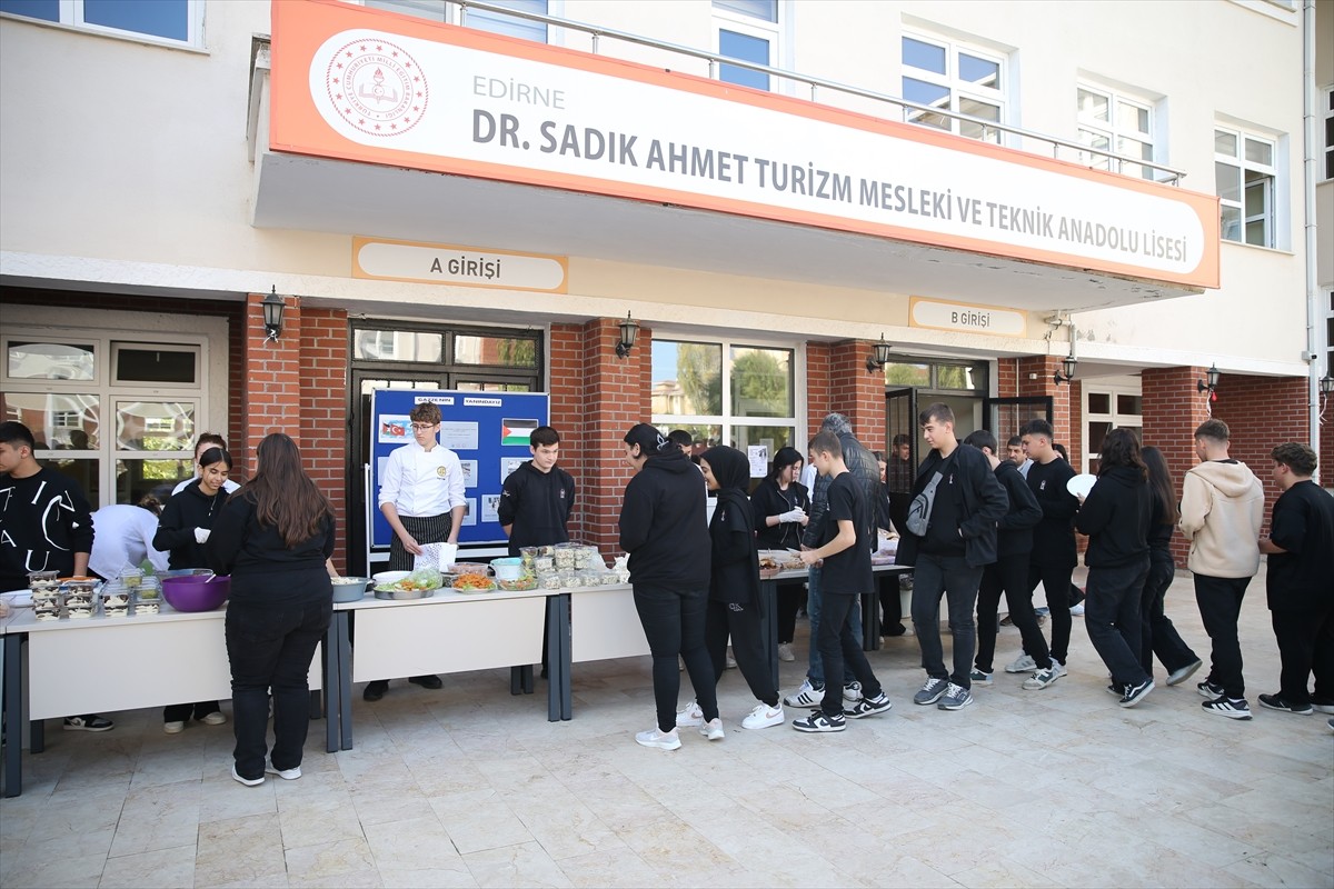 Edirne'de aşçı adayı öğrenciler ve ailelerin desteğiyle Gazze yararına kermes düzenlendi. Dr....