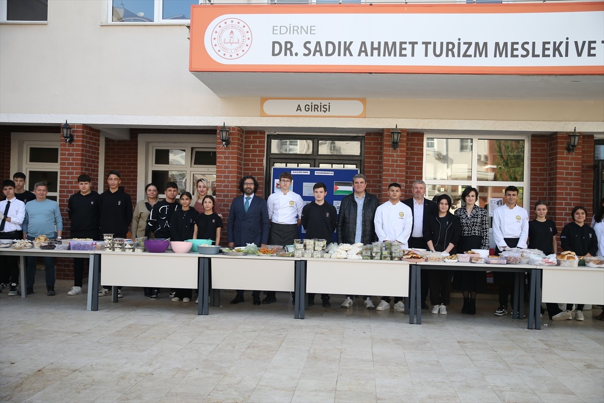 Edirne'de aşçı adayı öğrenciler ve ailelerin desteğiyle Gazze yararına kermes düzenlendi. Dr....