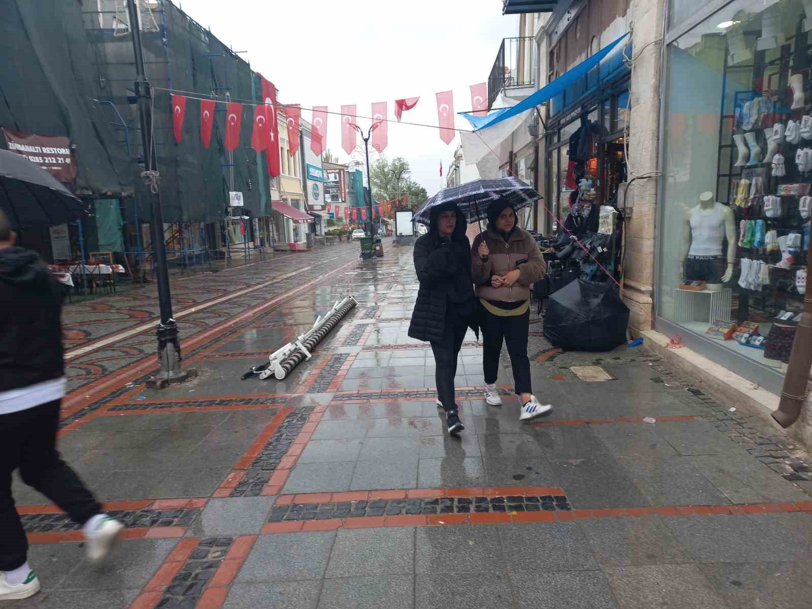 EDİRNE'DE BİR SÜREDİR BEKLENEN YAĞIŞLAR SABAH SAATLERİNDE ETKİSİNİ GÖSTERDİ. KENTTE HAVA SICAKLIĞI...