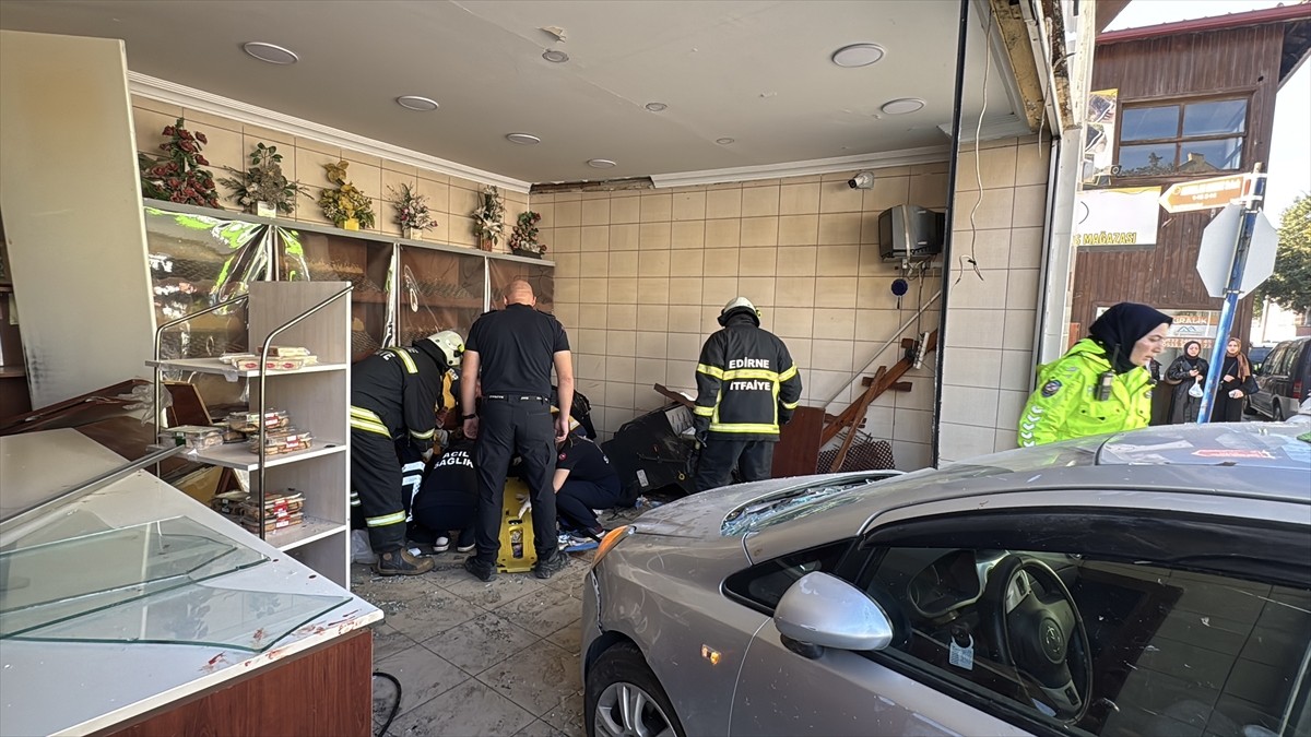 Edirne'de otomobilin ekmek fırınına girdiği kazada 4 kişi yaralandı.
