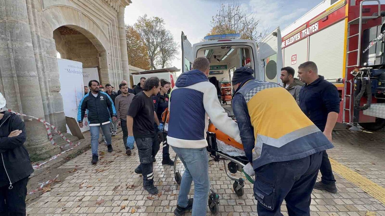 EDİRNE'DE SELİMİYE CAMİİ'NDE YÜRÜTÜLEN RESTORASYON ÇALIŞMALARI ESNADA YÜKSEKTEN DÜŞEN İŞÇİ...