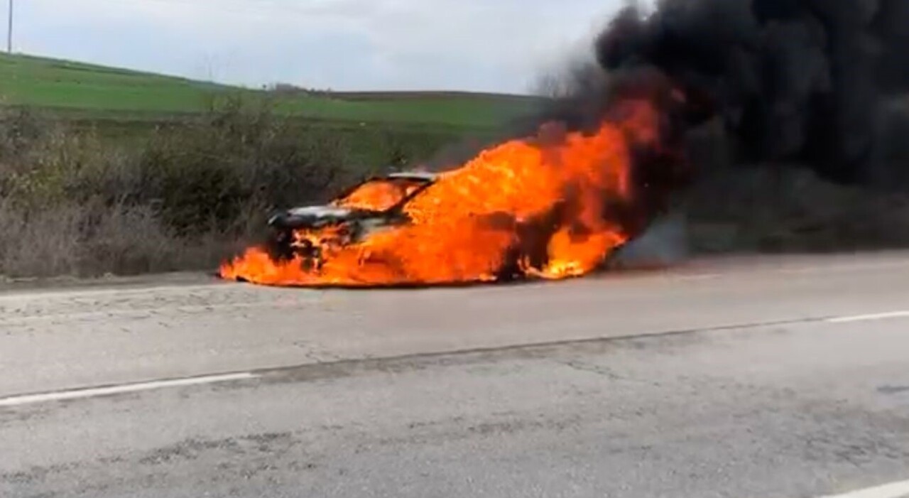 EDİRNE'DE SEYİR HALİNDEYKEN ALEV ALAN OTOMOBİL KÜLE DÖNDÜ.