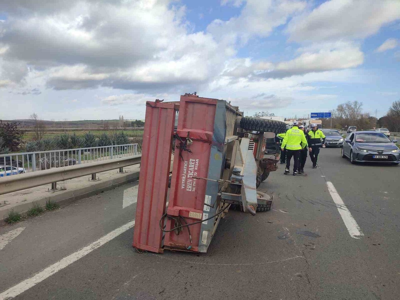 EDİRNE'NİN KEŞAN İLÇESİNDE MEYDANA GELEN KAZADA TRAKTÖRÜN RÖMORKUNA ÇARPAN MİDİBÜSTEKİ BİR YOLCU...