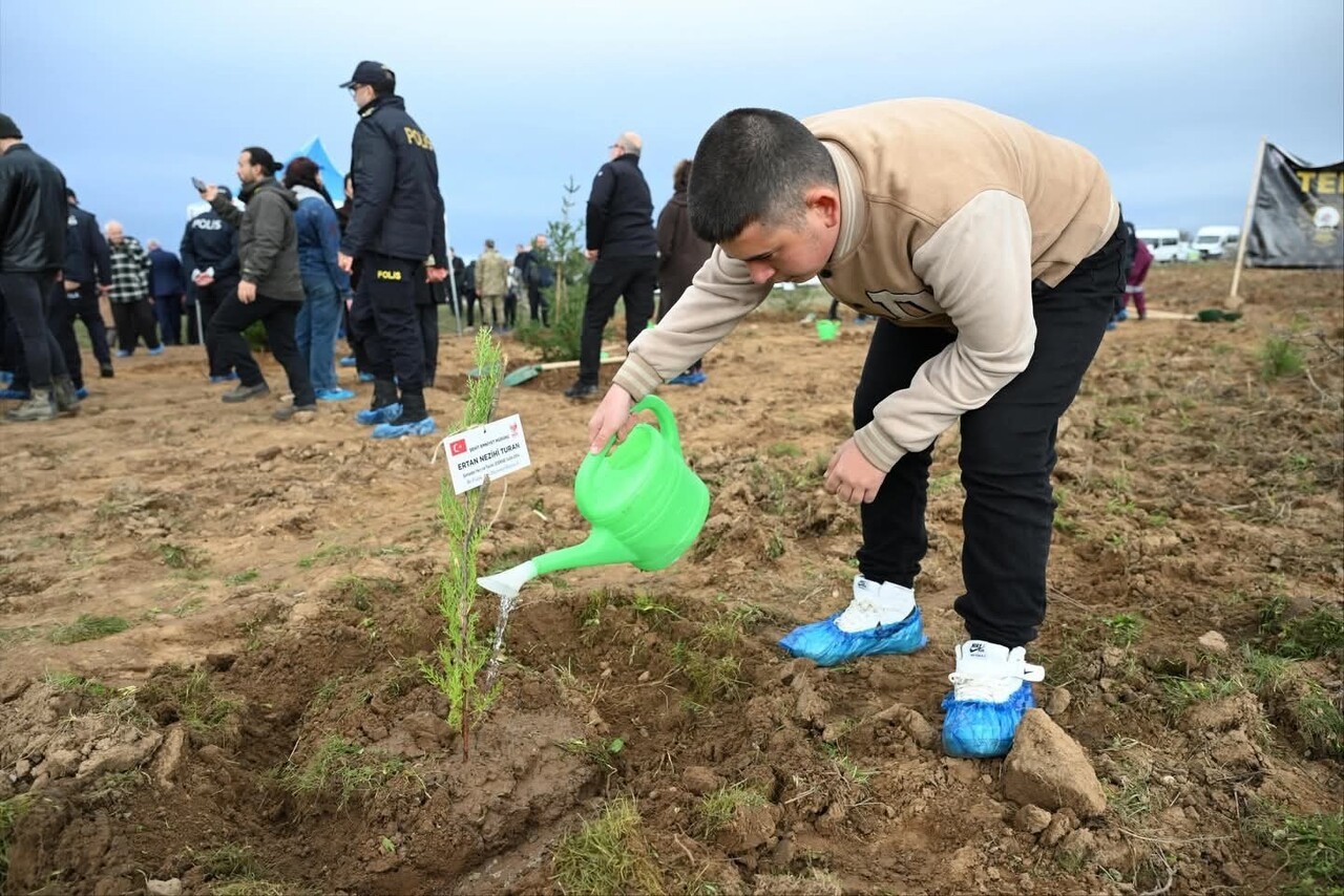EDİRNE'NİN LALAPAŞA İLÇESİNE BAĞLI ÇÖMLEKKÖY KÖYÜNDE DÜZENLENEN ETKİNLİKTE TOPLAM 500 FİDAN...