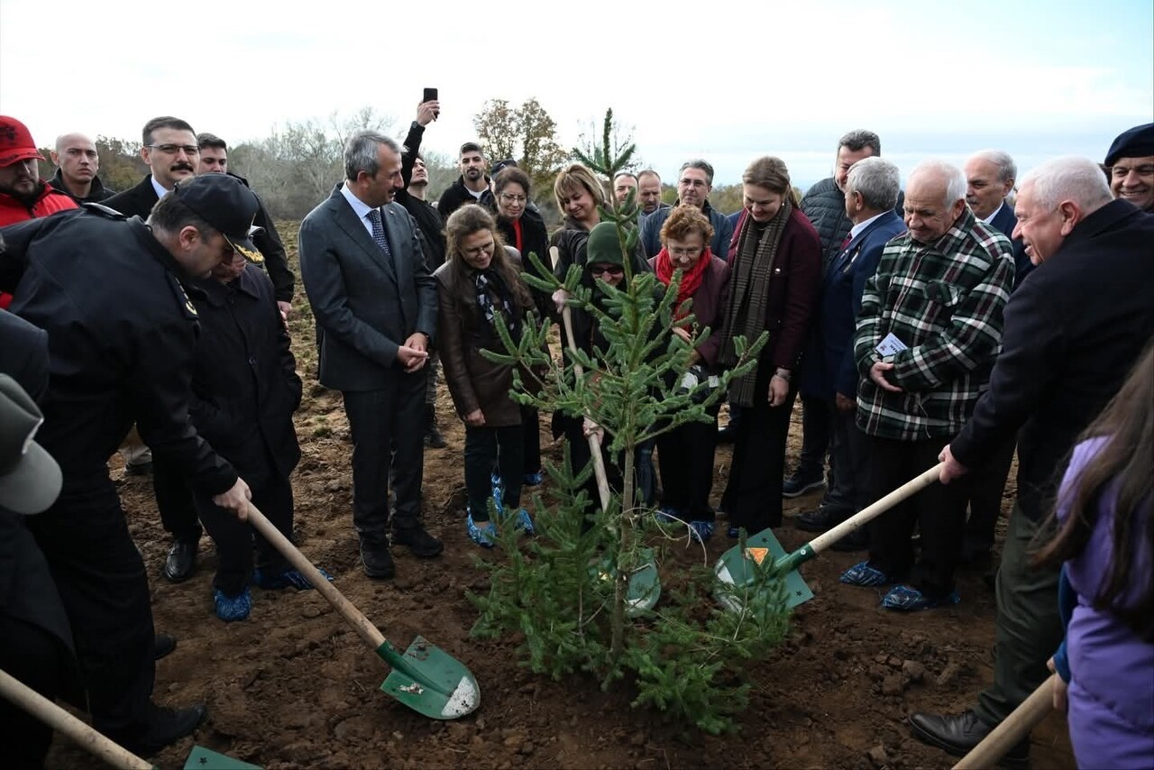 EDİRNE'NİN LALAPAŞA İLÇESİNE BAĞLI ÇÖMLEKKÖY KÖYÜNDE DÜZENLENEN ETKİNLİKTE TOPLAM 500 FİDAN...