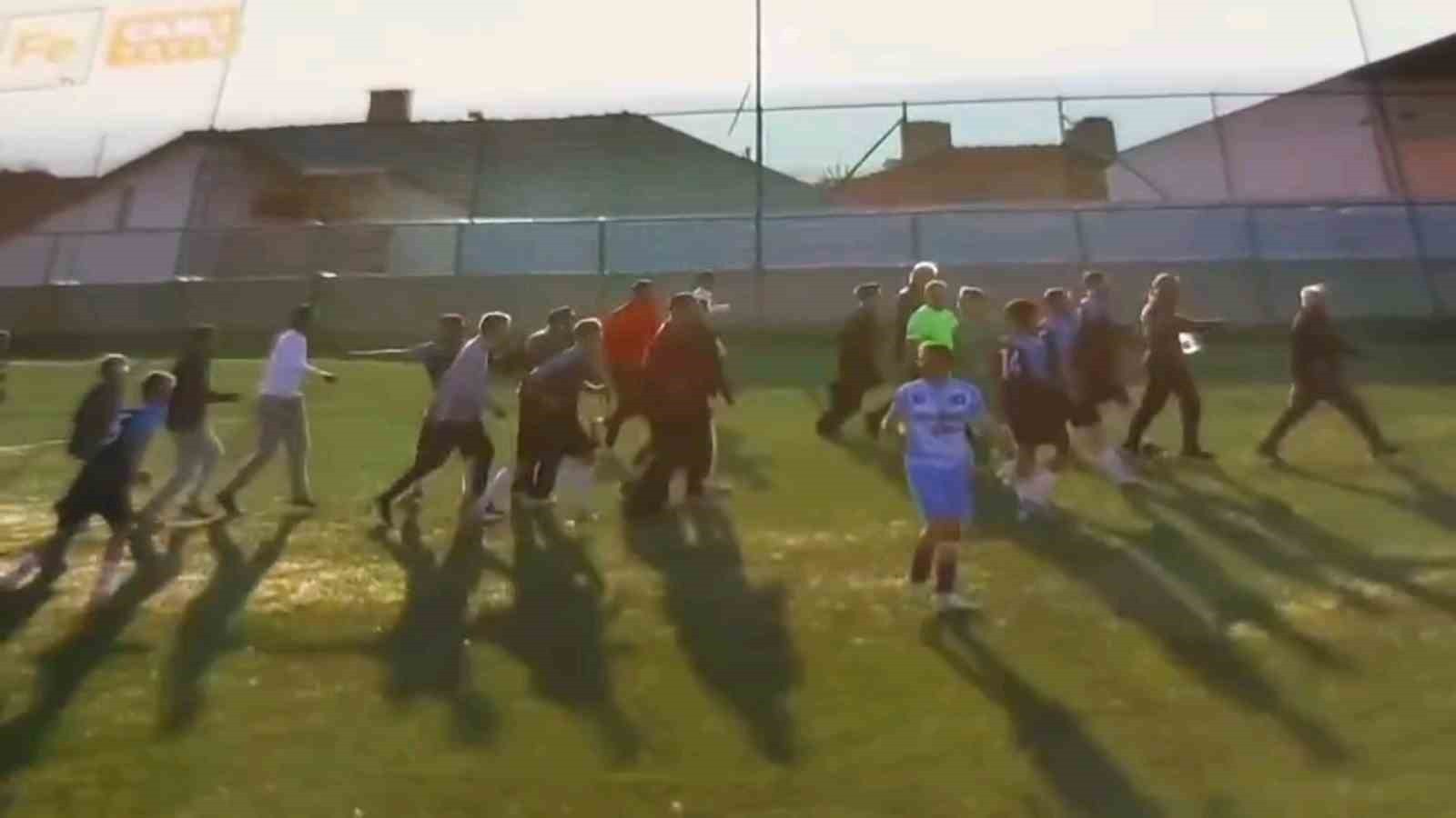 EDİRNE 1. AMATÖR LİG'İN 2. HAFTA KARŞILAŞMASI ÇIKAN OLAYLAR SEBEBİYLE YARIDA KALDI. TARAFTARLAR...