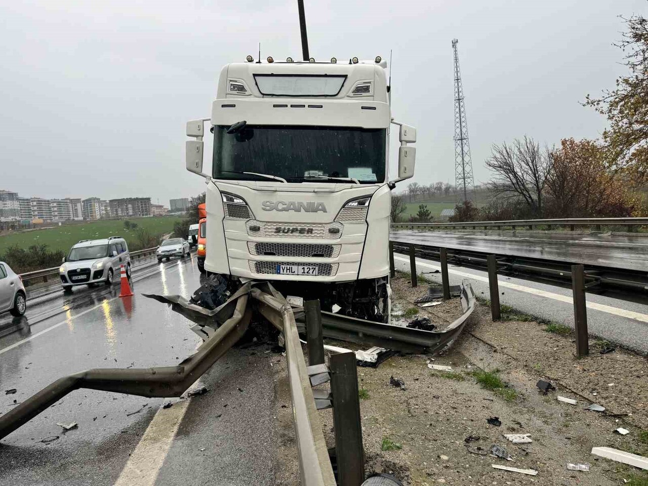 EDİRNE’DE ŞİDDETLİ SAĞANAK NEDENİYLE BARİYERLERE ÇARPAN TIRIN SÜRÜCÜSÜ KAZADAN YARA ALMADAN...