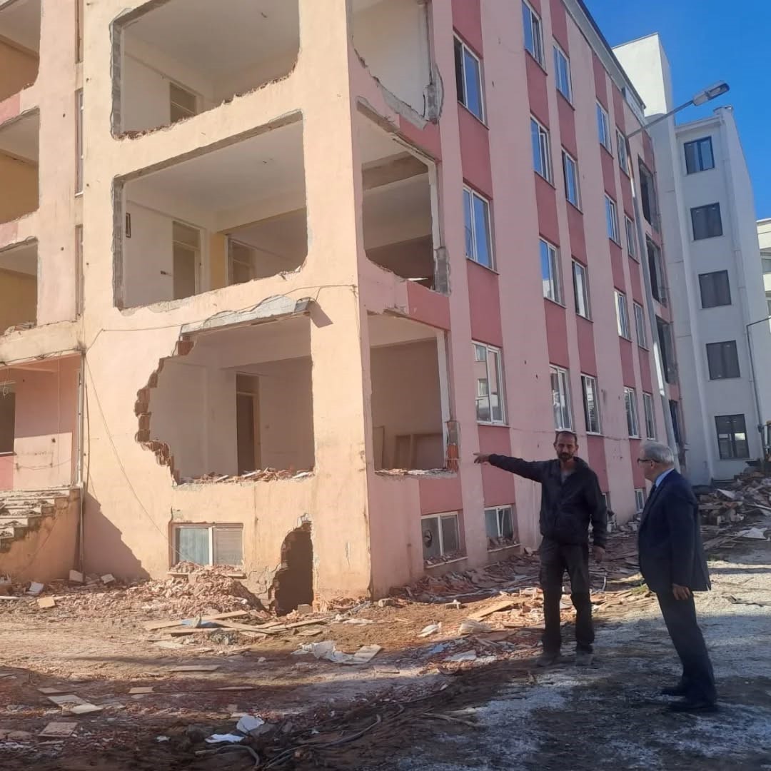 EDREMİT İLÇE MİLLİ EĞİTİM MÜDÜRÜ RAMAZAN ESMEN, İLÇEDE YÜRÜTÜLEN OKUL BİNALARINDAKİ DEPREM...