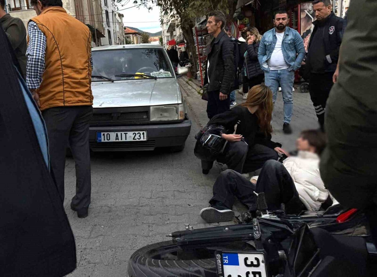 EDREMİT İLÇESİNDE, MOTOSİKLET İLE OTOMOBİLİN ÇARPIŞTIĞI KAZADA BİR KİŞİ YARALANDI.