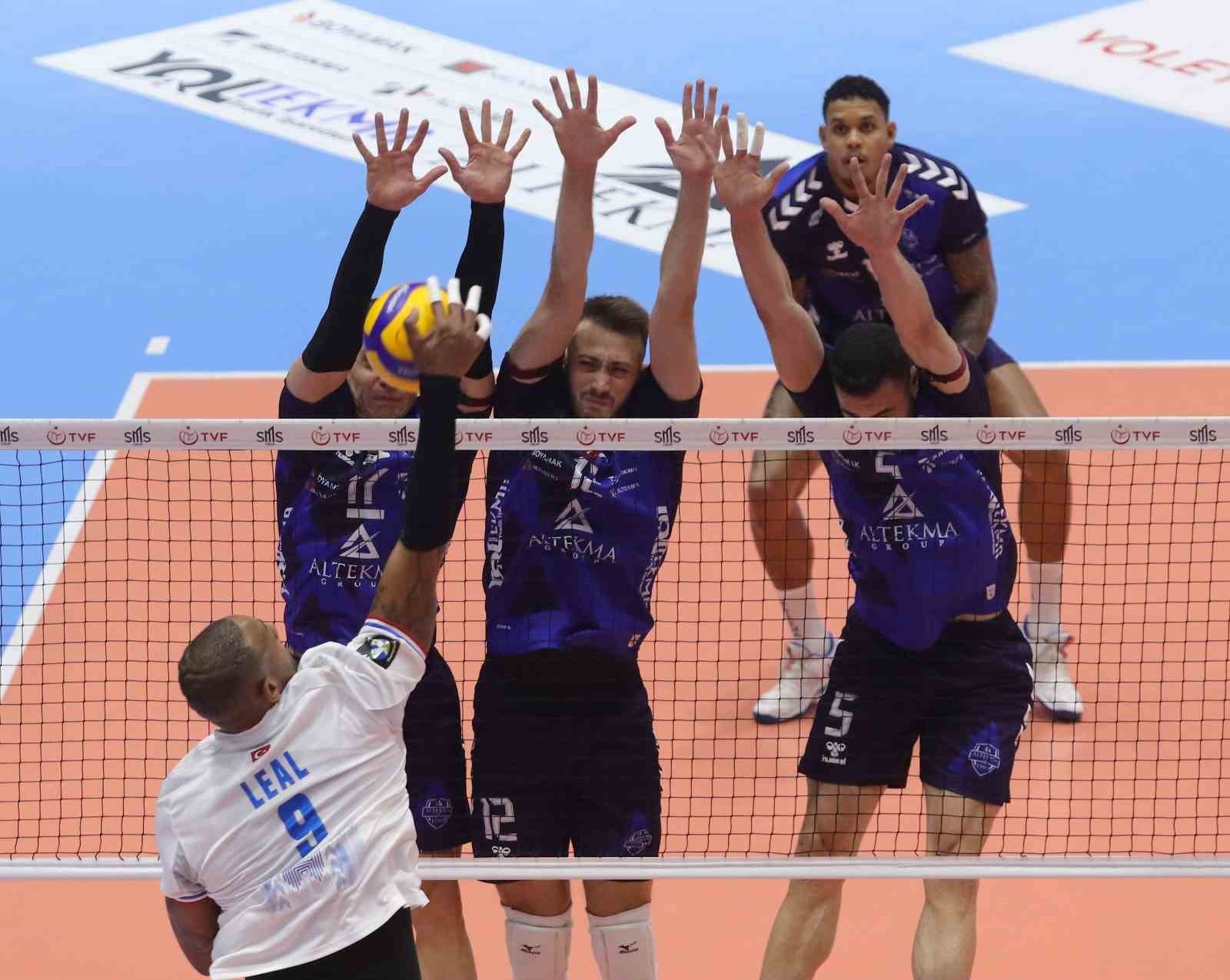 EFELER LİGİ'NİN 3. HAFTASINDA HALKBANK ERKEK VOLEYBOL TAKIMI, DEPLASMANDA ALTEKMA'YI 3-2 MAĞLUP...