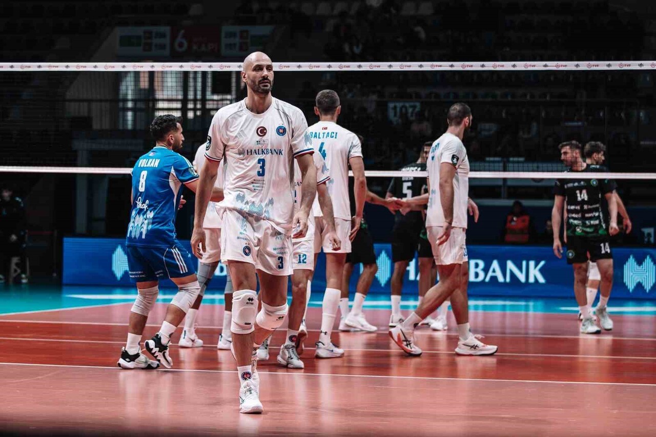 EFELER LİGİ 4. HAFTASINDA HALKBANK, BURSA BÜYÜKŞEHİR BELEDİYESPOR 3-0 MAĞLUP ETTİ