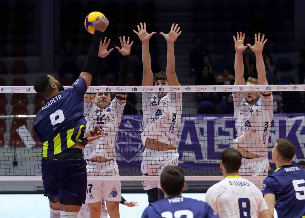 EFELER LİGİ 7. HAFTA KARŞILAŞMASINDA ALTEKMA, İZMİR’DE KONUK ETTİĞİ FENERBAHÇE'YE 25-20, 19-25...