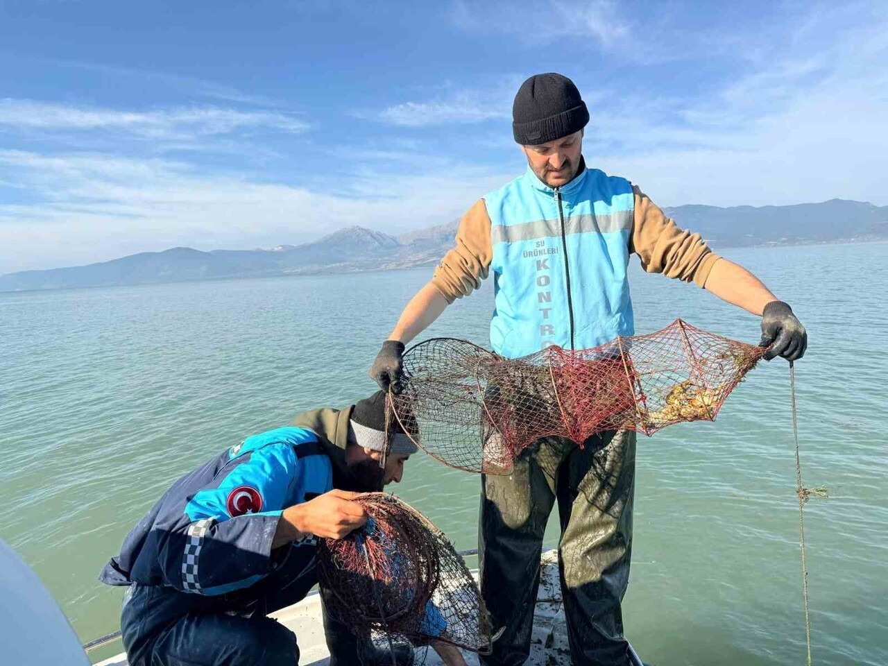 EĞİRDİR GÖLÜ’NDE 15 KASIM İTİBARIYLA BAŞLAYAN KEREVİT AVI YASAĞI KAPSAMINDA YAPILAN DENETİMLERDE...