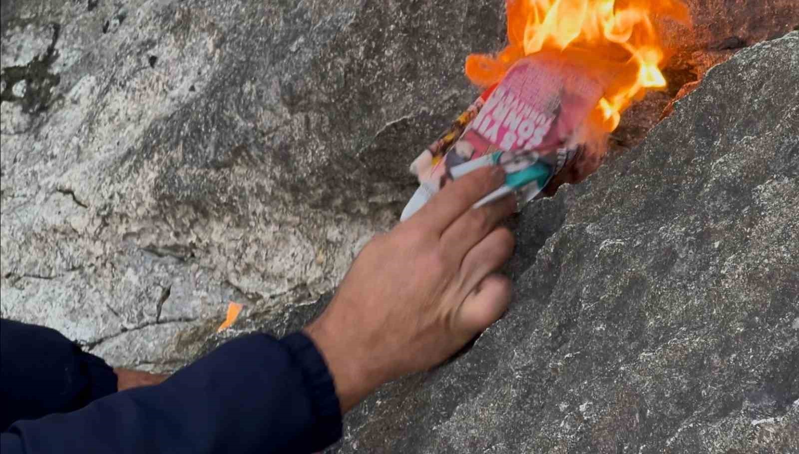 EĞİRDİR GÖLÜ’NDE SULARIN ÇEKİLMESİYLE AÇIĞA ÇIKAN KAYALIK BÖLGEDE BİR VATANDAŞIN ÇAKMAĞINI...