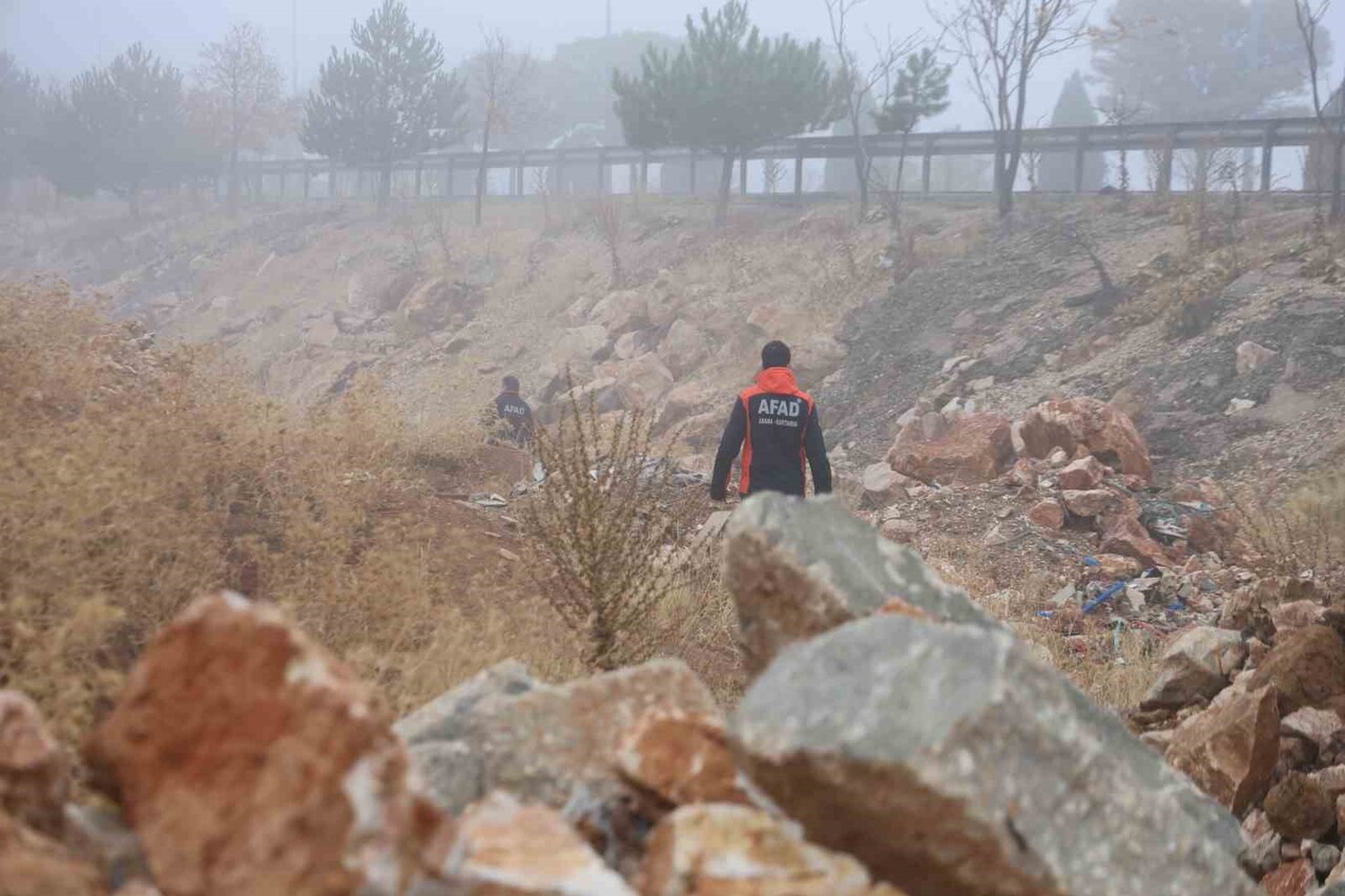 ELAZIĞ'DA DÜN KAYBOLAN 75 YAŞINDAKİ ALZHEİMER HASTASI İÇİN 80 KİŞİLİK EKİP, ARAMA ÇALIŞMASI...