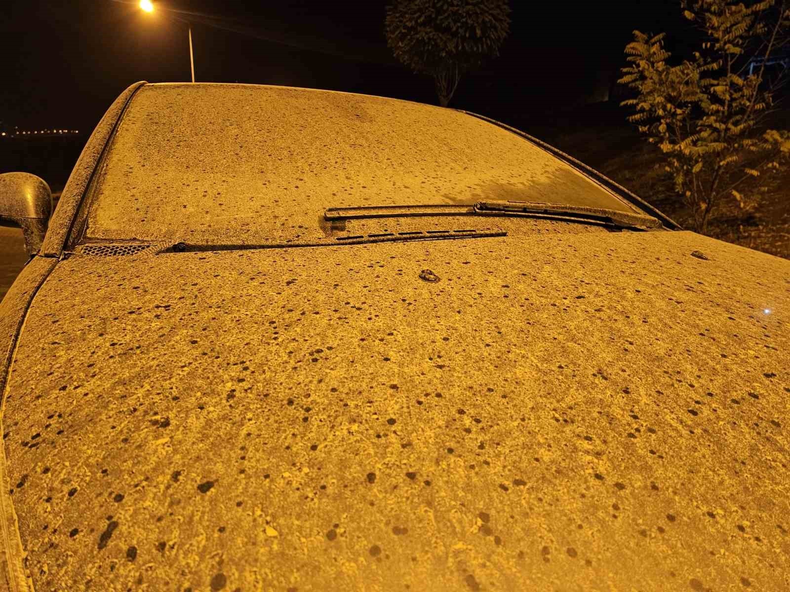 ELAZIĞ'DA  GECE SAATLERİNDE ETKİLİ OLAN TOZ TAŞINIMI YAĞIŞLA BİRLEŞİNCE, KENTİN ÜZERİNE ADETA...