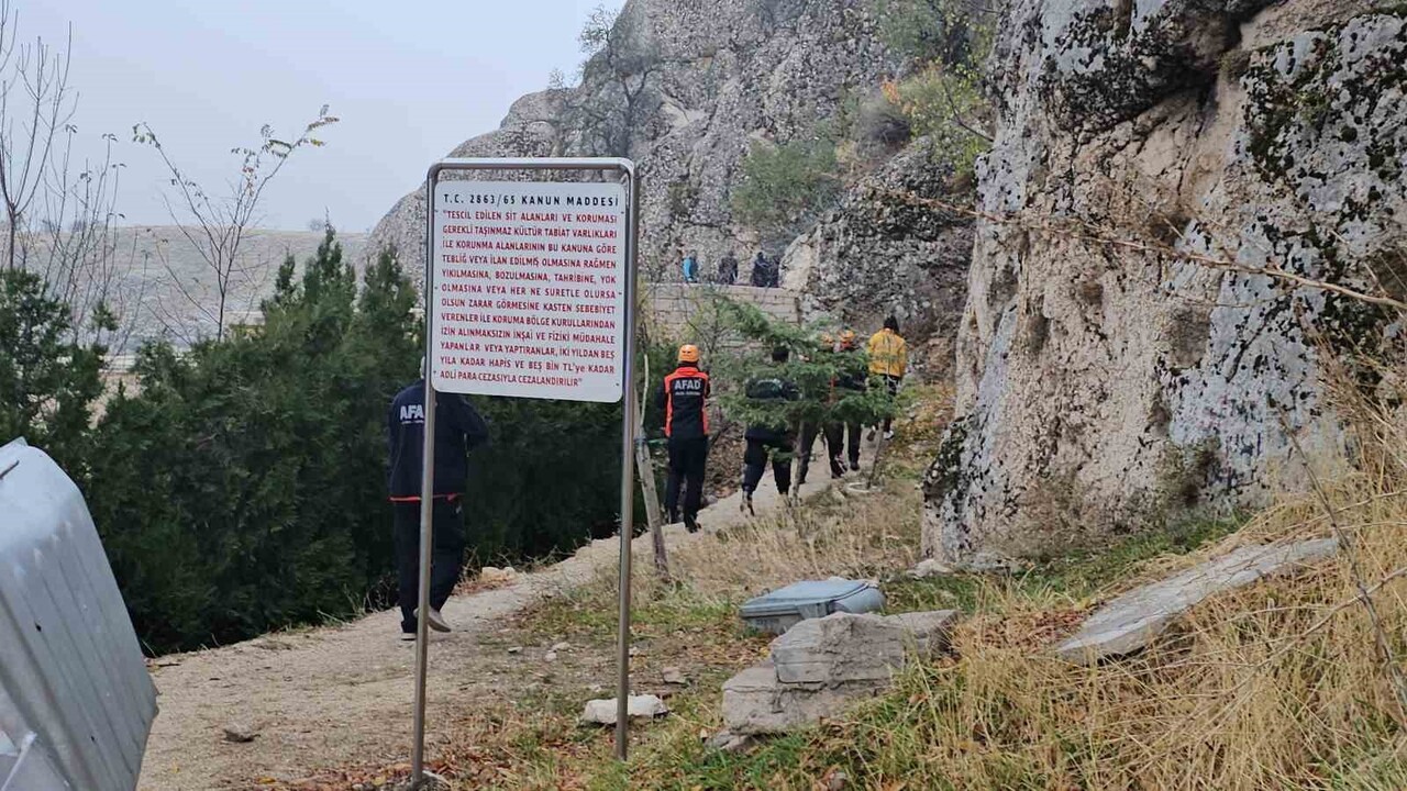 ELAZIĞ'DA HARPUT KALESİNDEN DÜŞEN BİR KİŞİ HAYATINI KAYBETTİ