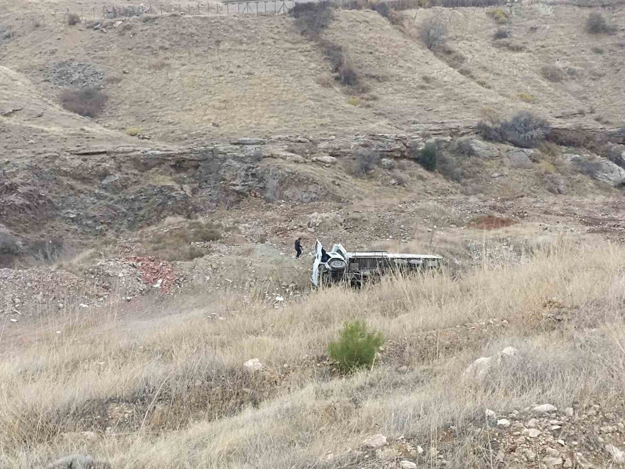 ELAZIĞ'DA KAMYONUN ŞARAMPOLE DEVRİLMESİ SONUCU MEYDANA GELEN KAZADA SÜRÜCÜ YARALANDI.