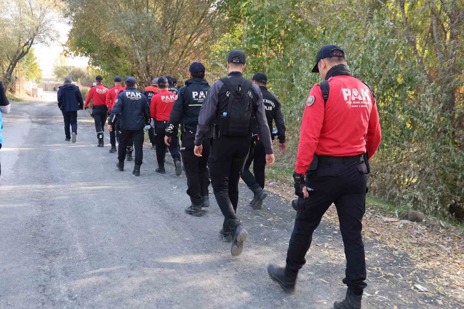 ELAZIĞ'DA KAYIP 11 YAŞINDAKİ OTİZMLİ VEYSEL BİLEN'İ BULMAK İÇİN BAŞLATILAN ARAMA ÇALIŞMALARI BİR...