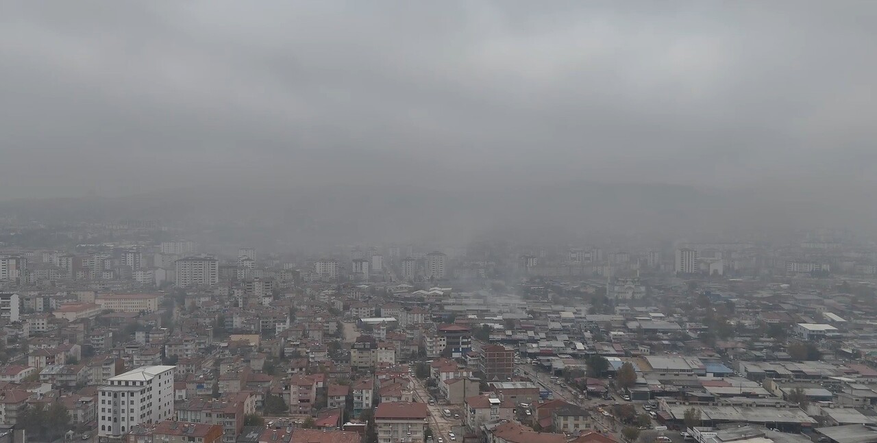 ELAZIĞ'DA YAKLAŞIK BİR HAFTADIR ETKİLİ OLAN SİS DRONLA GÖRÜNTÜLENİRKEN, KENTİN ÜZERİNİ KAPLAYAN...