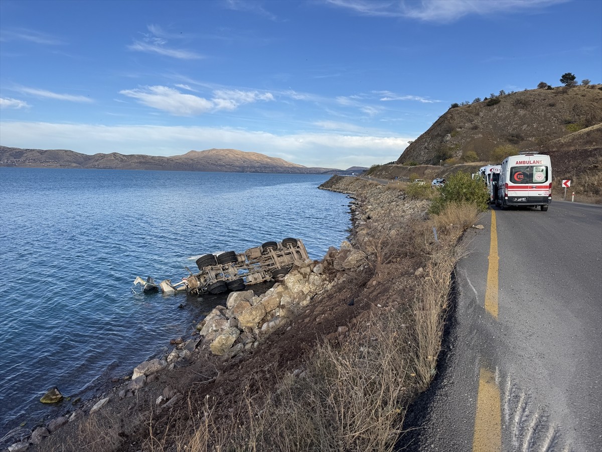 Elazığ'ın Maden ilçesinde Hazar Gölü'ne devrilen otomobilin sürücüsü yaralandı. Olay yerine 112...
