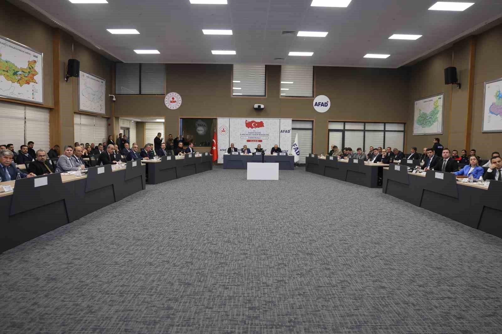 ELAZIĞ AFET VE ACİL DURUM YÖNETİMİ BAŞKANLIĞI İL MÜDÜRLÜĞÜNDE ‘İL RİSK AZALTMA’ TOPLANTISI...