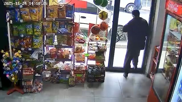 ELAZIĞ’DA BİR MARKETTEN ÇIKARKEN CAM KAPIYI FARK ETMEYEN KİŞİ, KAFASINI ÇARPIP GERİYE SAVRULDU. O...