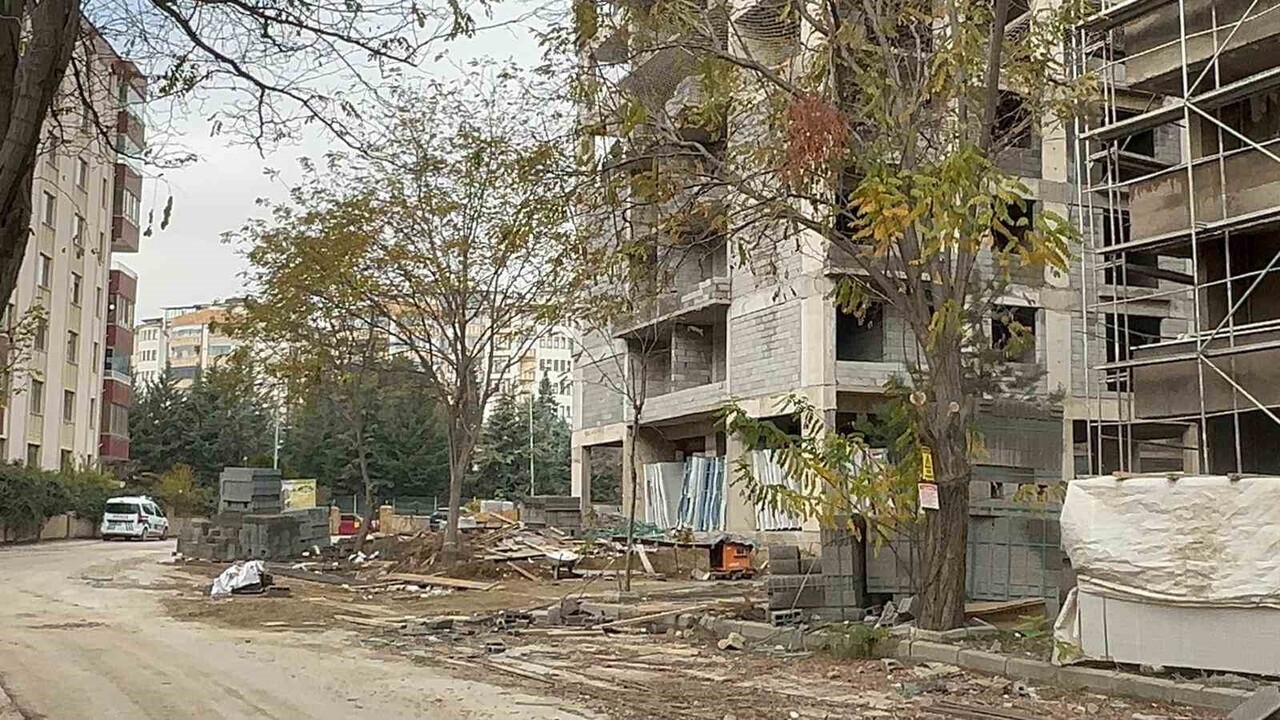 ELAZIĞ’DA İNŞAATTAN DÜŞEN VE AĞIR YARALANAN İŞÇİ TEDAVİ ALTINA ALINDI