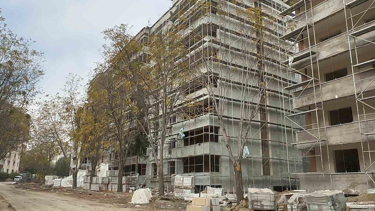 ELAZIĞ’DA İNŞAATTAN DÜŞEN VE AĞIR YARALANAN İŞÇİ TEDAVİ ALTINA ALINDI