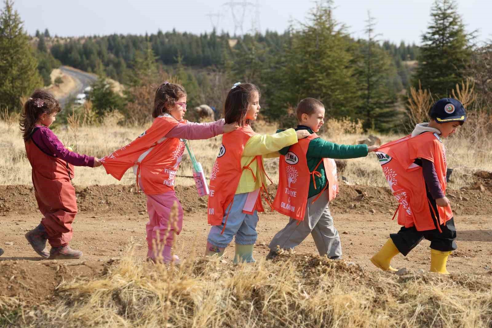 ELAZIĞ’DA MİLLİ AĞAÇLANDIRMA GÜNÜ KAPSAMINDA DÜZENLENEN ETKİNLİKLERDE 11 FARKLI NOKTADA TOPLAM 23...