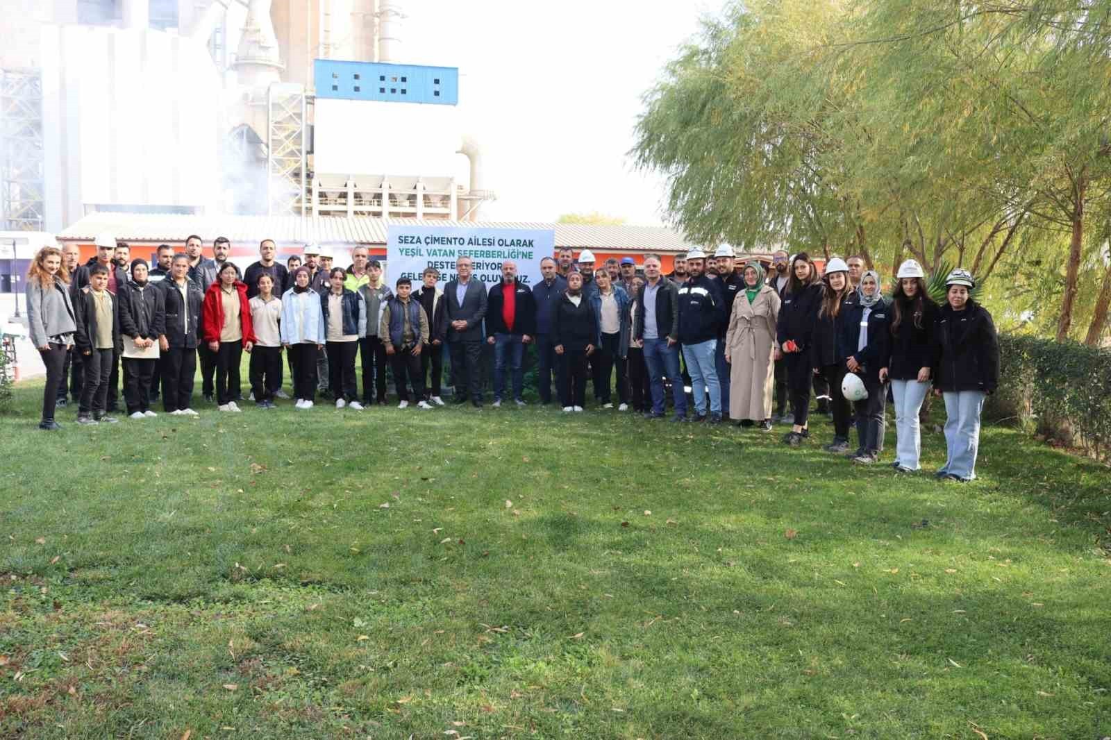 ELAZIĞ’DA SEZA ÇİMENTO PERSONELİ VE İLKOKUL ÖĞRENCİLERİ BİN 111 FİDANI TOPRAKLA...