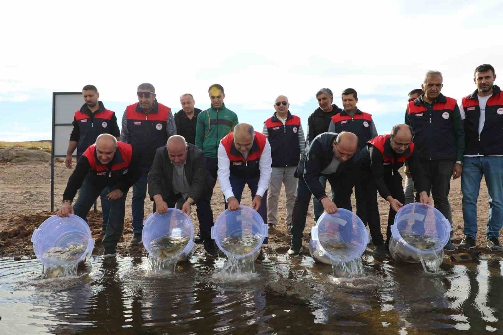 ELAZIĞ’DA ‘SU KAYNAKLARINI BALIKLANDIRMA PROJESİ’ ÇERÇEVESİNDE KALECİK BARAJ GÖLÜ’NE 11 BİN 800...
