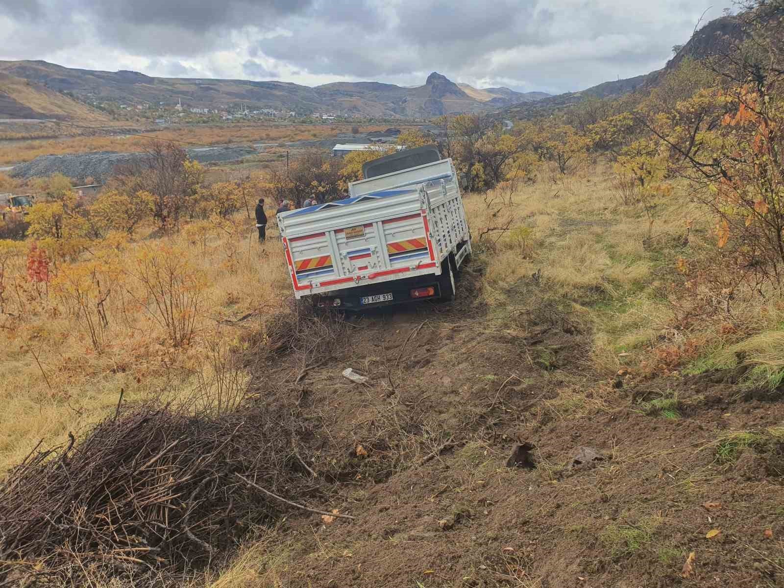 ELAZIĞ’DA SÜRÜCÜSÜNÜN DİREKSİYON HAKİMİYETİNİ KAYBETTİĞİ KAMYONET, 50 METRELİK UÇURUMDAN AŞAĞI...