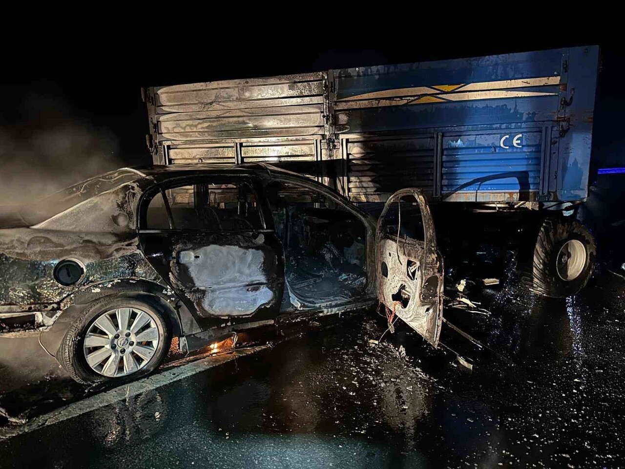 ELAZIĞ’DA TRAKTÖR RÖMORKUNA ARKADAN ÇARPAN OTOMOBİL, ALEV ALEV YANDI. FECİ KAZADA 2 KİŞİ...