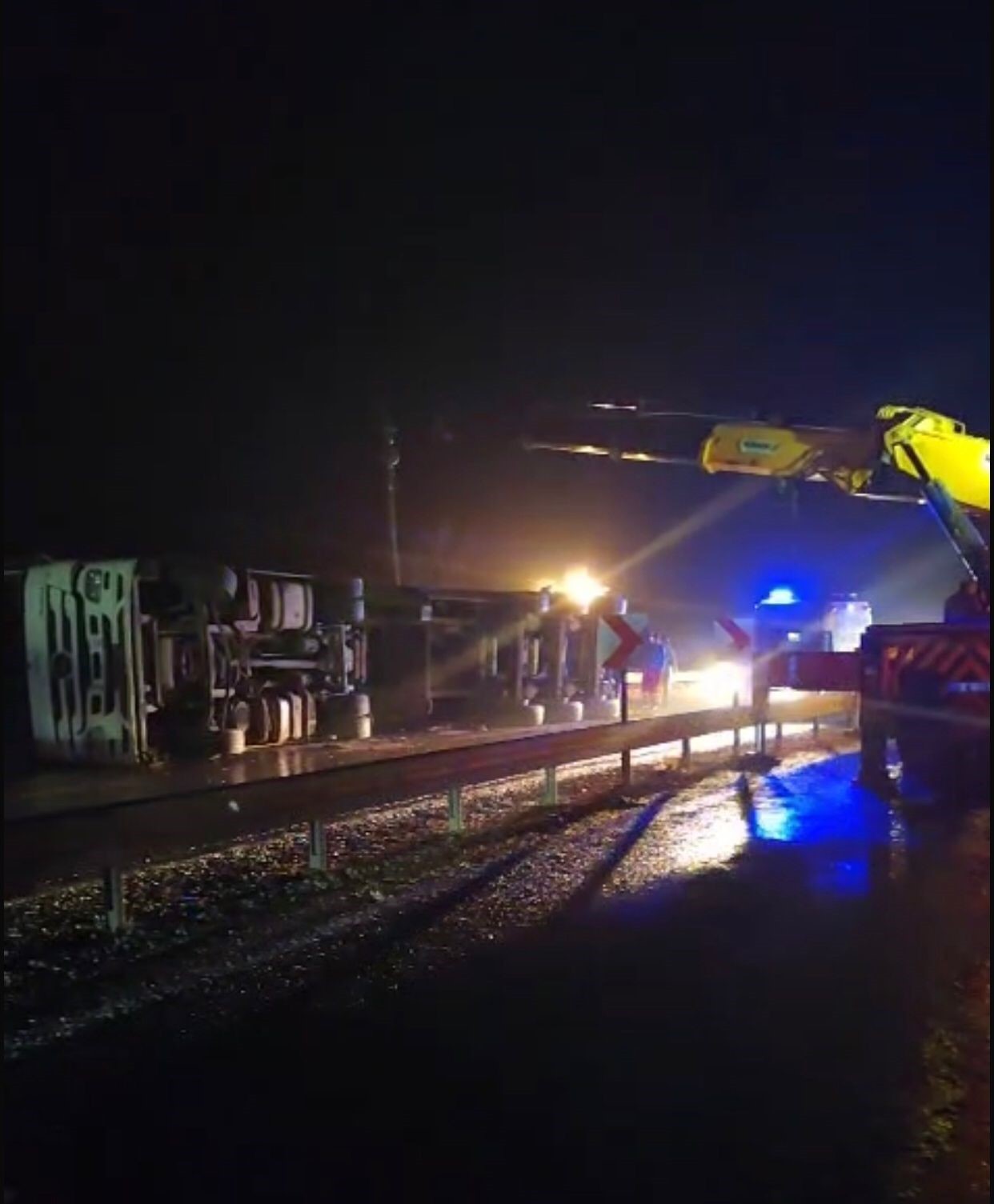 ELAZIĞ-DİYARBAKIR KARAYOLUNDA TIRIN DEVRİLMESİ SONUCU  YOL TRAFİĞE KAPANIRKEN KİLOMETRELERCE ARAÇ...