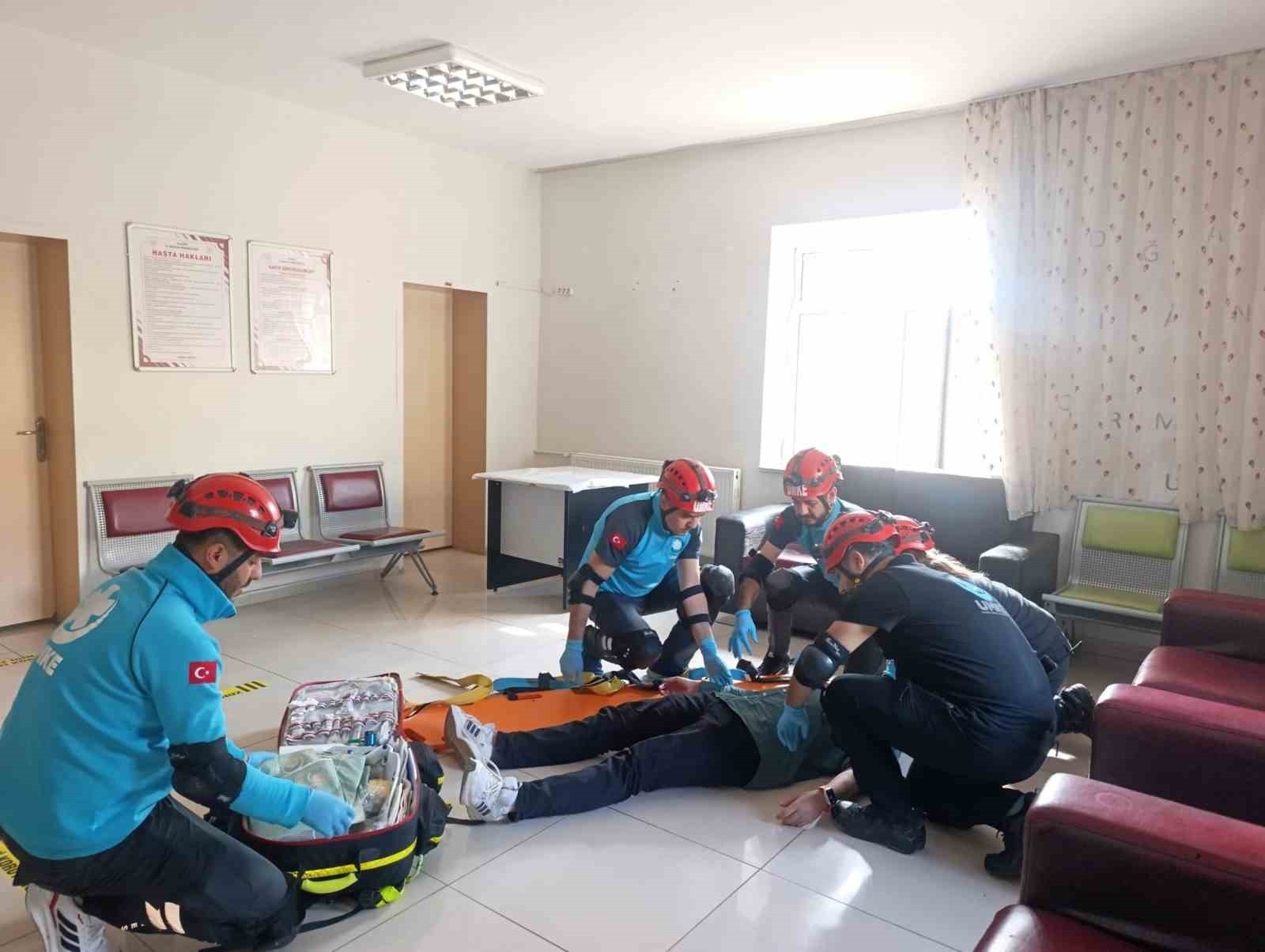 ELAZIĞ PALU DEVLET HASTANESİNDE DEPREM VE YANGIN TATBİKATI GERÇEĞİ ARATMADI