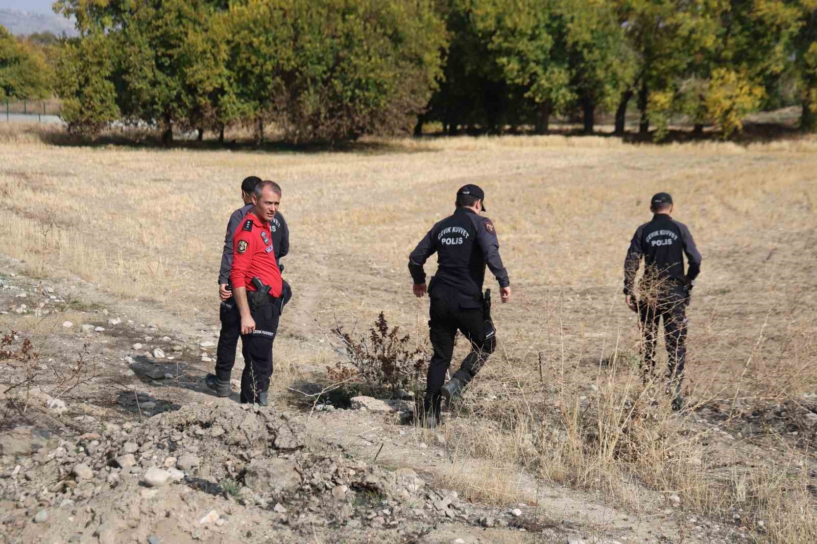 ELAZIĞ VALİSİ NUMAN HATİPOĞLU, KAYBOLAN 11 YAŞINDAKİ OTİZMLİ ÇOCUĞUN ARANDIĞI ALANA GİDEREK...