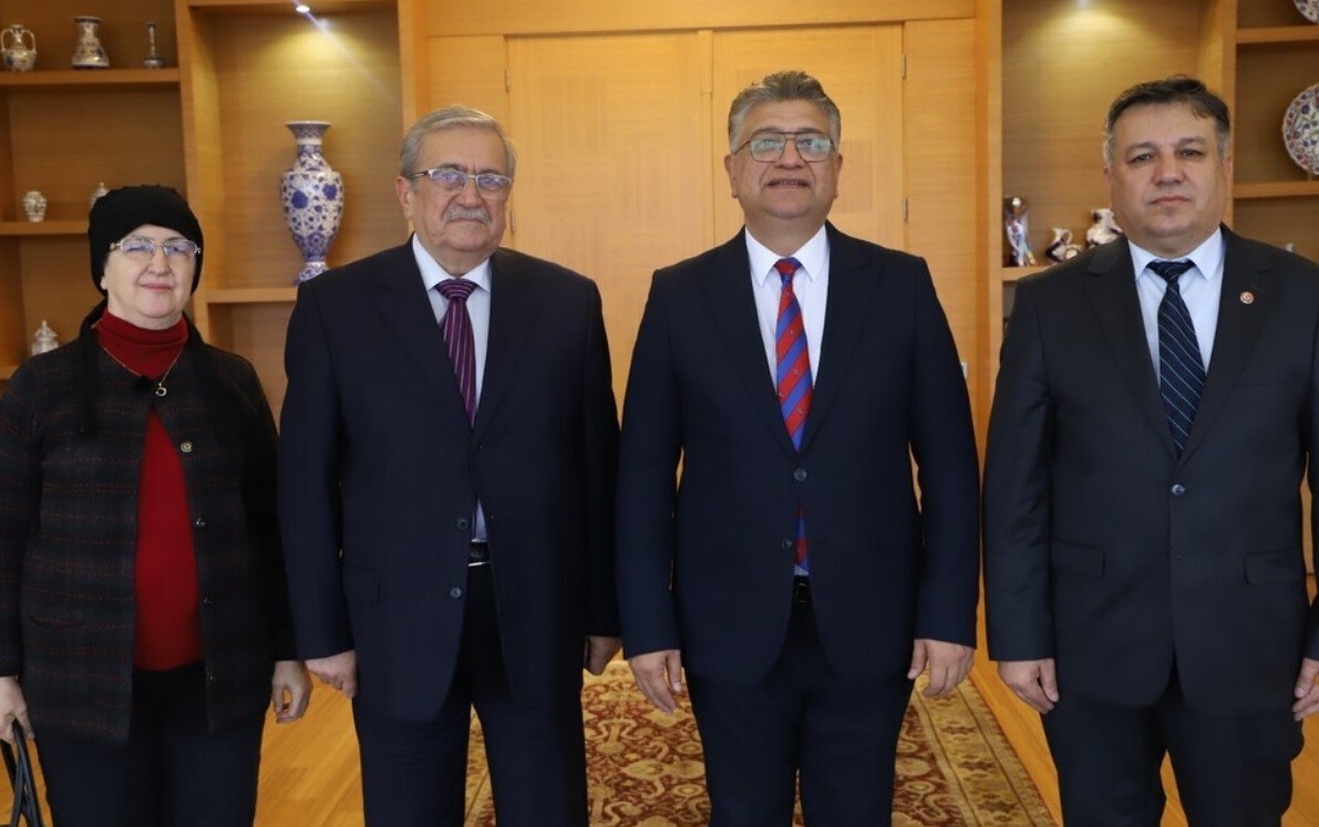 EMEKLİ MÜDÜR AHMET URFALI ESERLERİNİ REKTÖR KIZILTOPRAK'A TAKDİM ETTİ