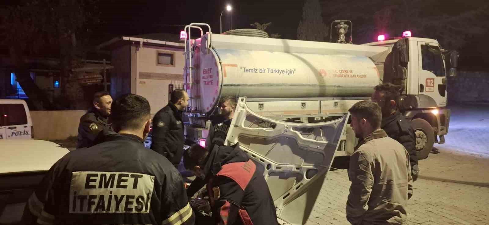 EMET İLÇESİNDE SEYİR HALİNDEKİ ARACIN BENZİN HORTUMUNDAN ÇIKTIĞI TAHMİN EDİLEN YANGIN İTFAİYENİN...